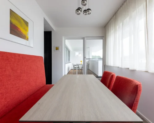 Apartement Nina Küchentisch mit Blick auf Terrasse